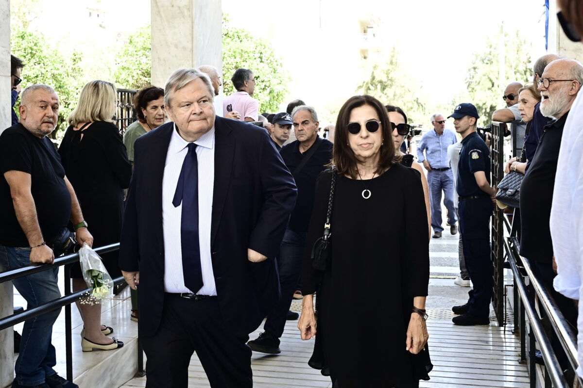 Αποχαιρετισμός Λένα Σαμαρά: Πλήθος παρευρισκομένων στο ύστατο «αντίο» της 34χρονης – Σιωπηλός ο θρήνος των δικών της 23 O Ευάγγελος Βενιζέλος με την σύζυγό του Βασιλική Μπακατσέλου