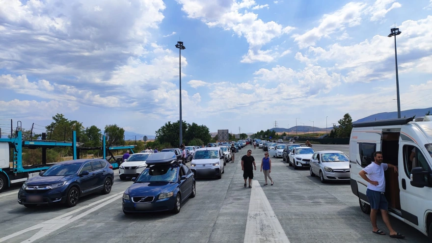 Ουρές χιλιομέτρων στην Λάρισα