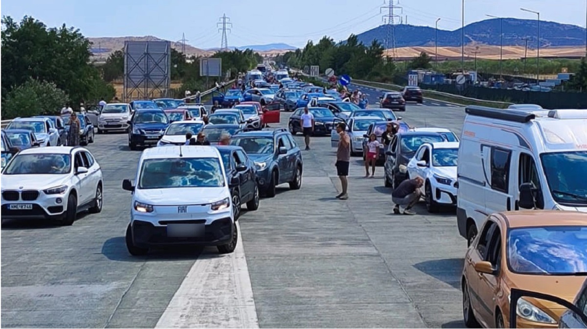 Ουρές χιλιομέτρων στην Λάρισα