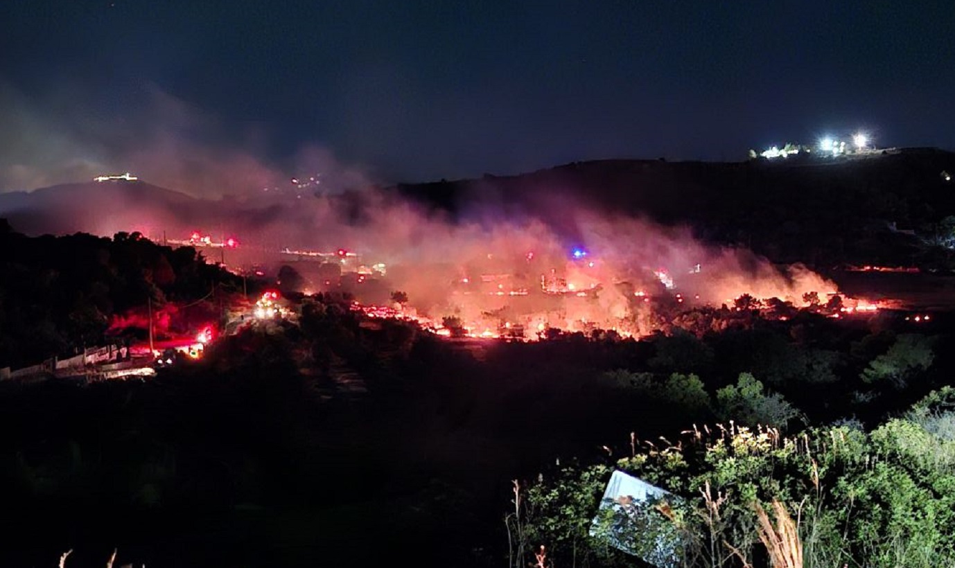 Πυρκαγιά στη Σαλαμίνα: «Γλέντι με πυροτεχνήματα» – Οι φλόγες απείλησαν κατοικίες 5 Φωτιά στη Σαλαμίνα