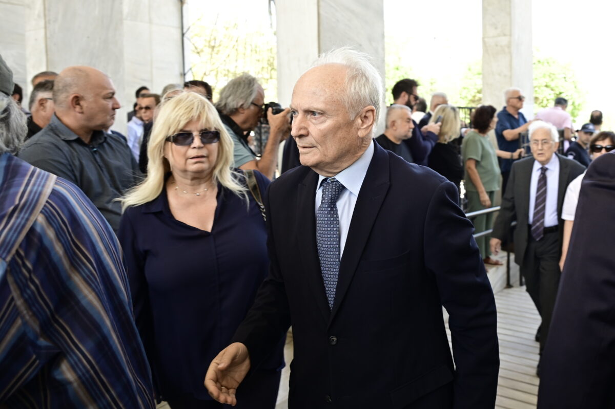 Αποχαιρετισμός Λένα Σαμαρά: Πλήθος παρευρισκομένων στο ύστατο «αντίο» της 34χρονης – Σιωπηλός ο θρήνος των δικών της 15 Γιάννης Ανδριανός