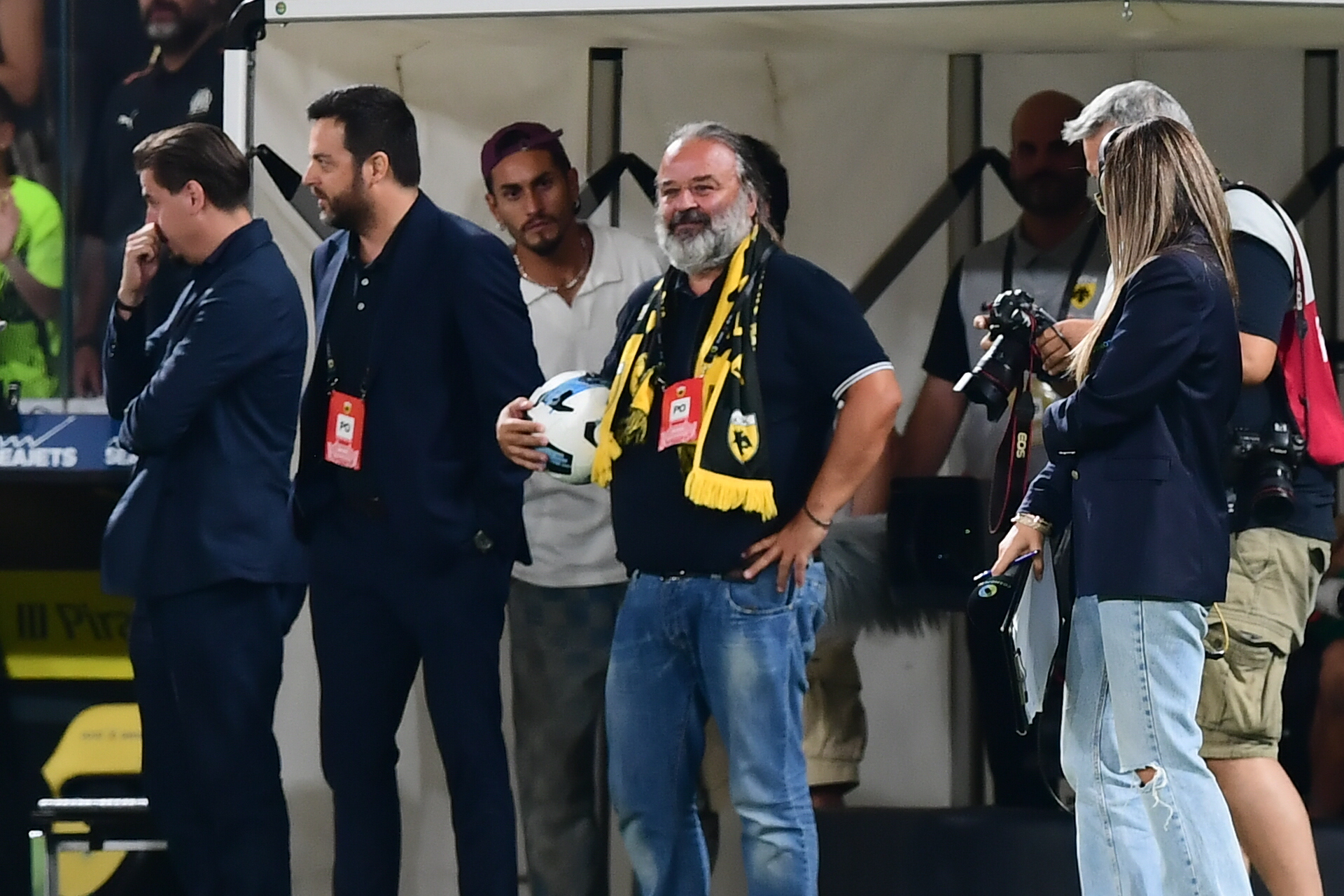 Ο Μάριος Ηλιόπουλος μπήκε στο γήπεδο και άρπαξε την μπάλα του αγώνα ΑΕΚ – Άντερλεχτ 5 Ο Μάριος Ηλιόπουλος μπήκε στο γήπεδο και άρπαξε την μπάλα του αγώνα ΑΕΚ – Άντερλεχτ