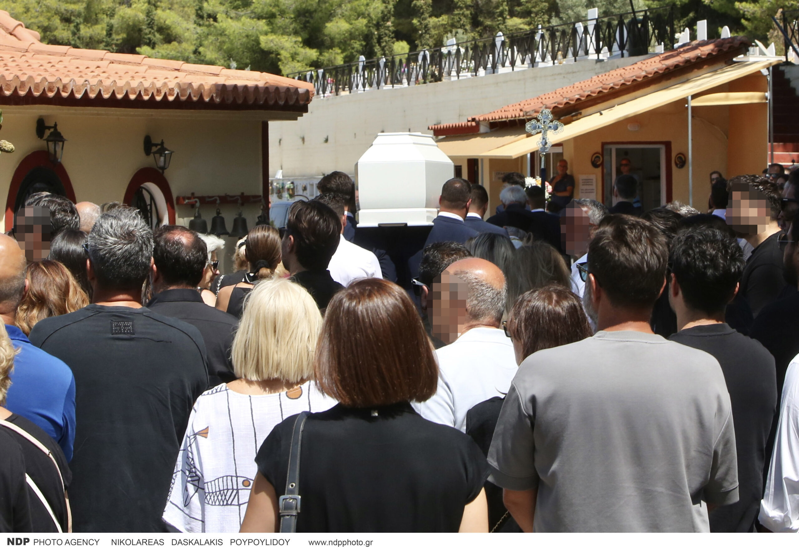 Το ύστατο χαίρε στην Αλεξάνδρα Νικολαΐδου – Ράγισαν η μητέρα της και ο σύντροφος της Ντέμης Νικολαΐδης 12 Η κηδεια της Αλεξανδρας Νικολαιδη