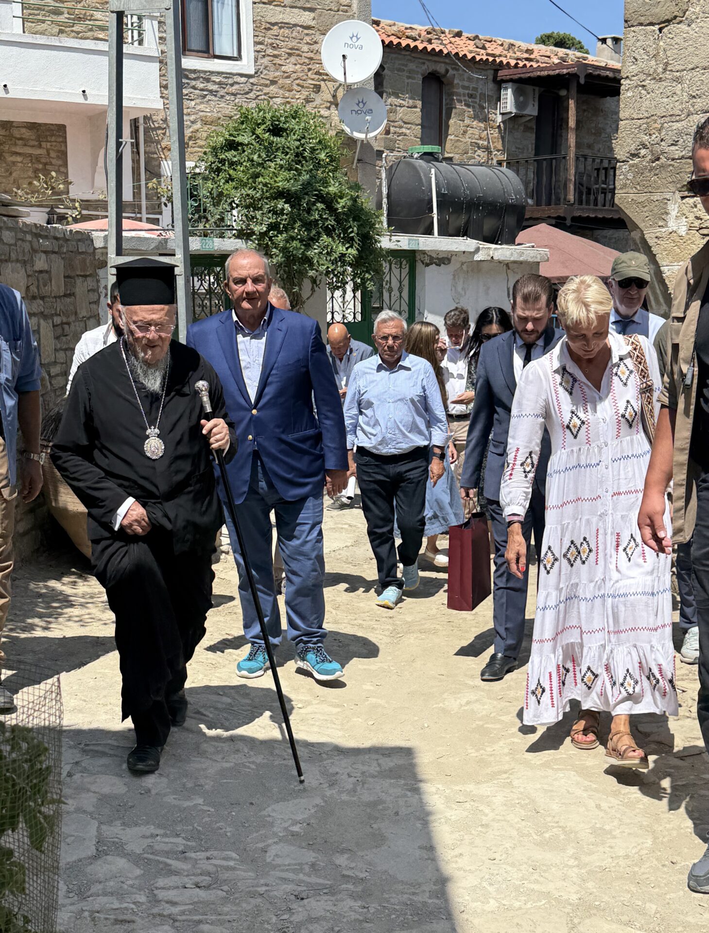 Ο Κώστας Καραμανλής στην Ίμβρο – Επαφή με τον Οικουμενικό Πατριάρχη Βαρθολομαίο 12 Οικουμενικό Πατριαρχείο: Ο κ.κ. Βαρθολομαίος υποδέχθηκε στο χωριό του στην Ίμβρο τον πρώην πρωθυπουργό Κώστα Καραμανλή