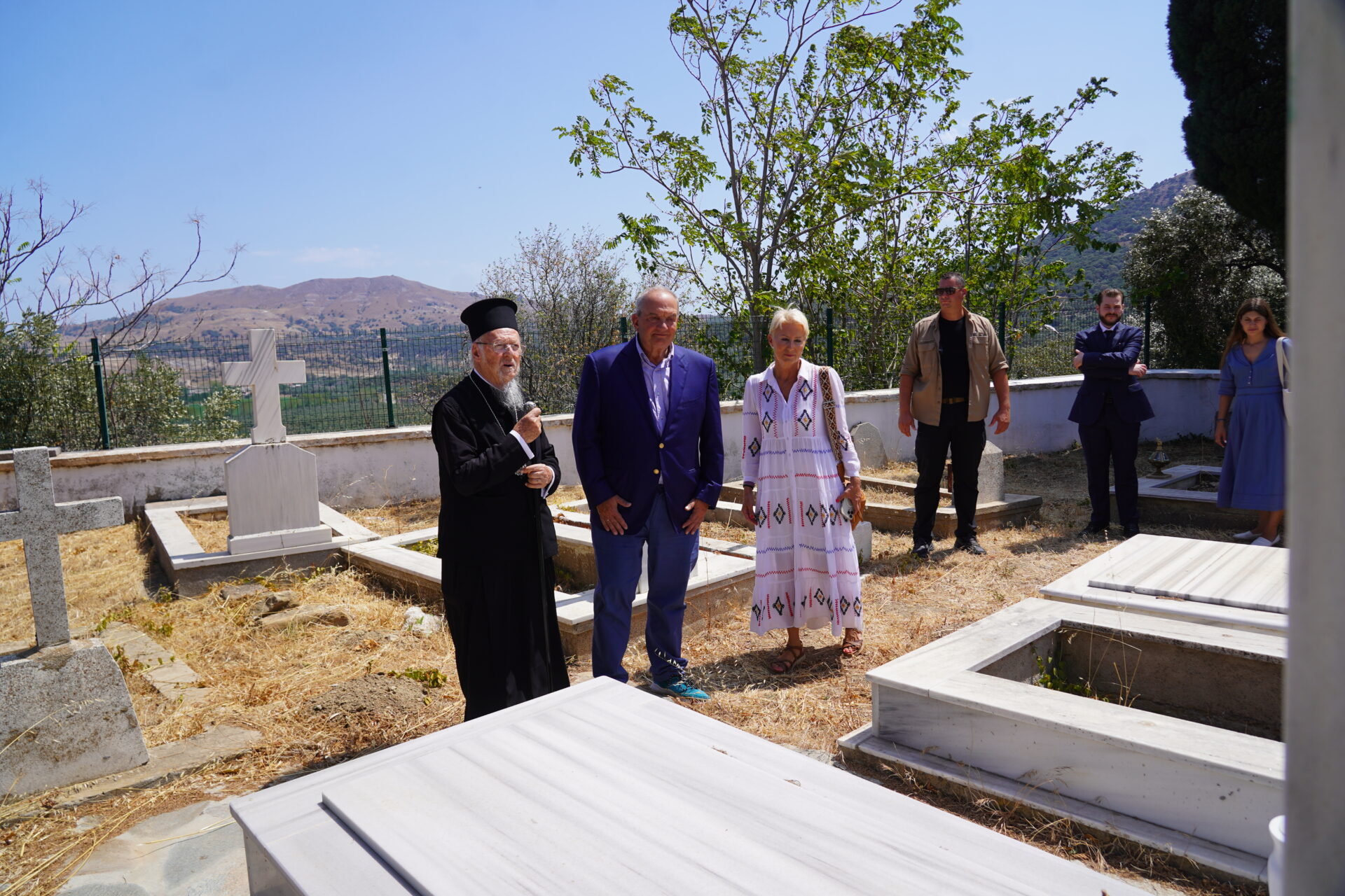 Ο Κώστας Καραμανλής στην Ίμβρο – Επαφή με τον Οικουμενικό Πατριάρχη Βαρθολομαίο 10 Οικουμενικό Πατριαρχείο: Ο κ.κ. Βαρθολομαίος υποδέχθηκε στο χωριό του στην Ίμβρο τον πρώην πρωθυπουργό Κώστα Καραμανλή