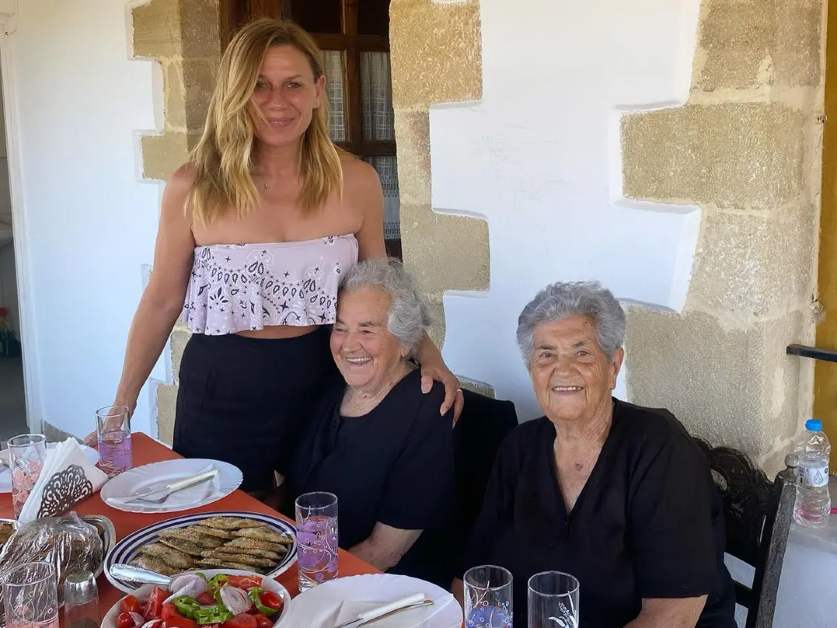 Η Κατερίνα Καραβάτου με τις θείες της στην Κρήτη