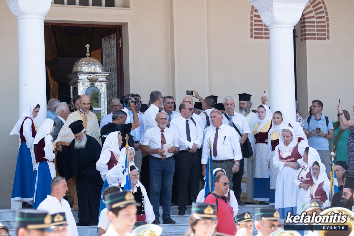 Κεφαλονιά: Πιστοί ξαπλώνουν μαζικά για να περάσει η εικόνα του Αγίου Γερασίμου