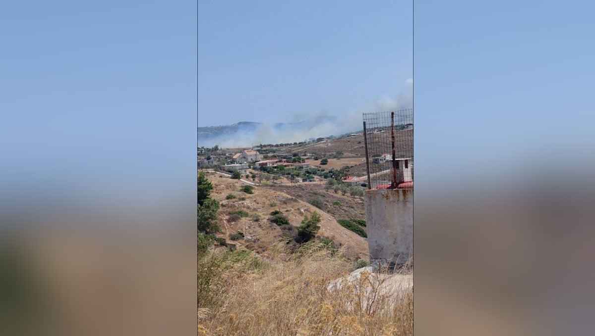 Πυρκαγιά στην Κερατέα: Ειδοποίηση από το 112 – «Αν είστε σε Δροσιά και Χάρβαλο, κατευθυνθείτε προς Ανάβυσσο»