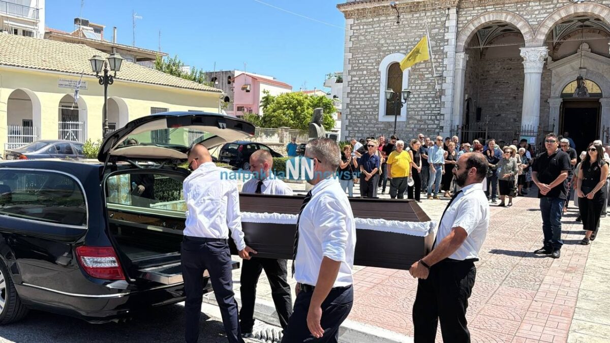 Συγκλονιστική ατμόσφαιρα στην κηδεία της Αθηνάς Παπαχρήστου: Ηχεί η σειρήνα του ασθενοφόρου που δώρισε στο ΕΚΑΒ Μεσολογγίου 4 Φέρετρο