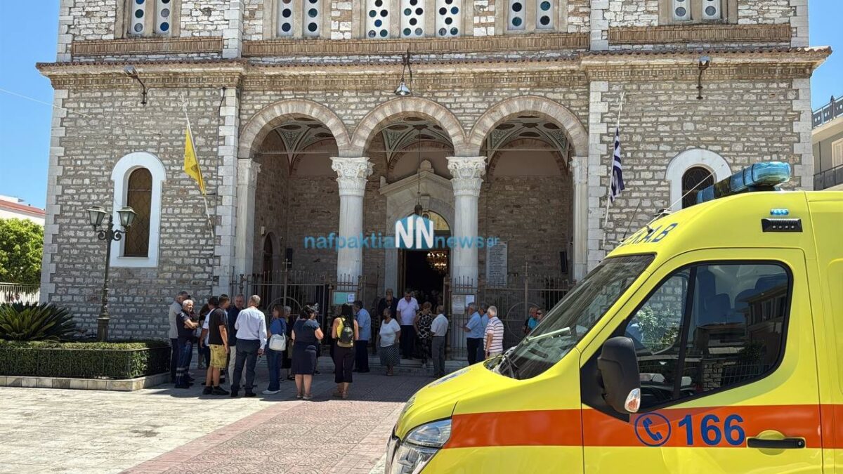 Συγκλονιστική ατμόσφαιρα στην κηδεία της Αθηνάς Παπαχρήστου: Ηχεί η σειρήνα του ασθενοφόρου που δώρισε στο ΕΚΑΒ Μεσολογγίου 3 Ασθενοφόρο