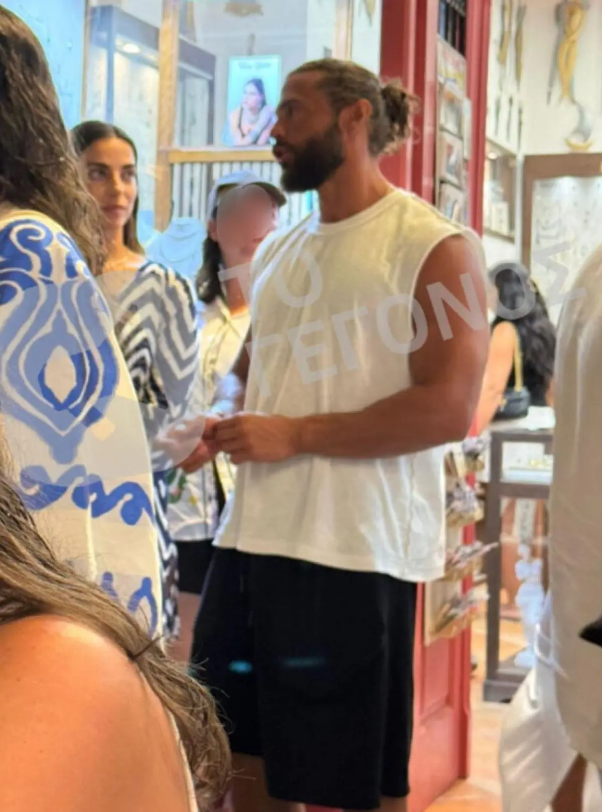 Ο Κωνσταντίνος Βασάλος και η Δανάη Βαθολομάτου στη Μύκονο