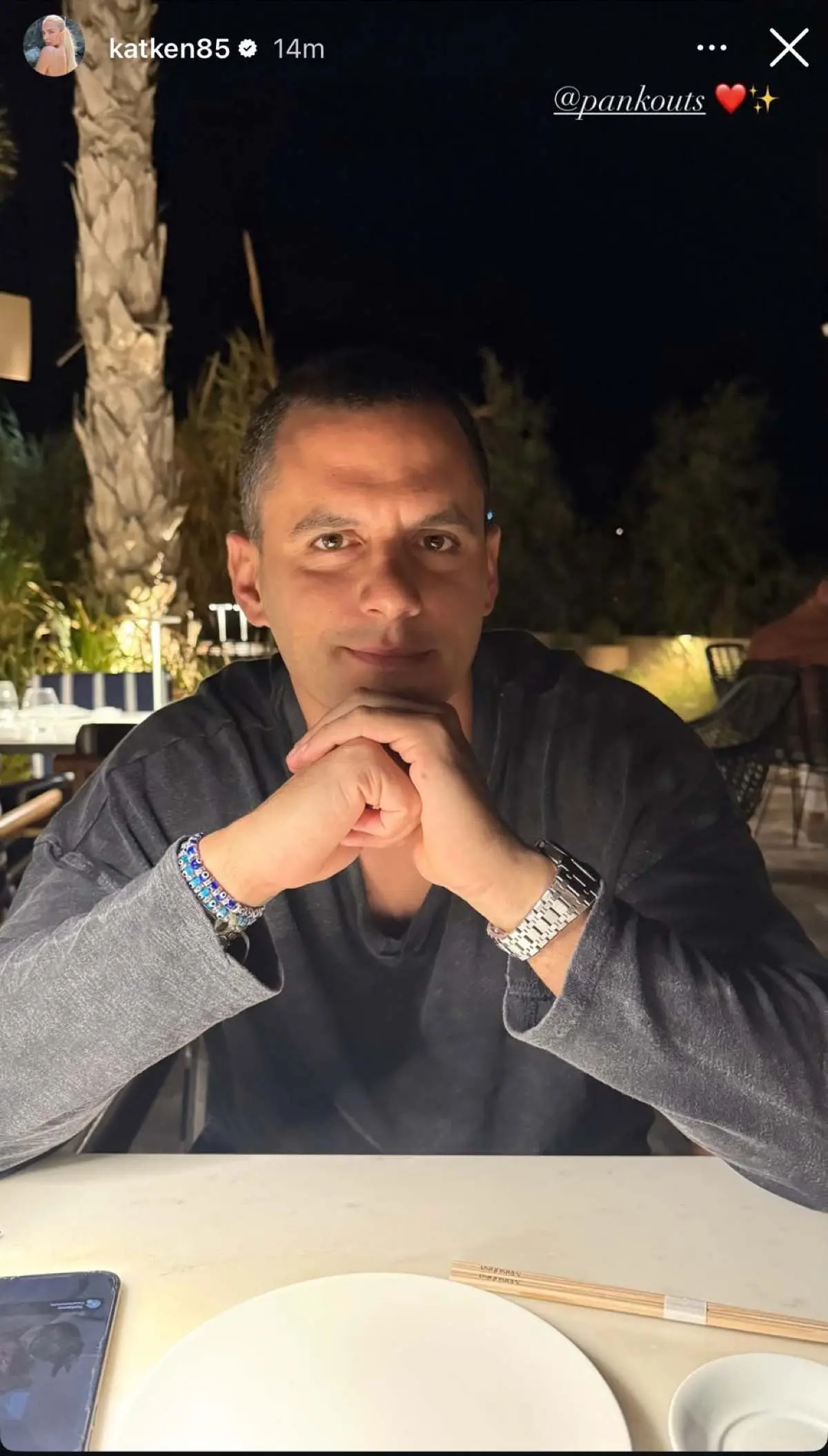 Ο Παναγιώτης Κουτσουμπής ποζάρει στον φωτογραφικό της Κατερίνας Καινούργιου