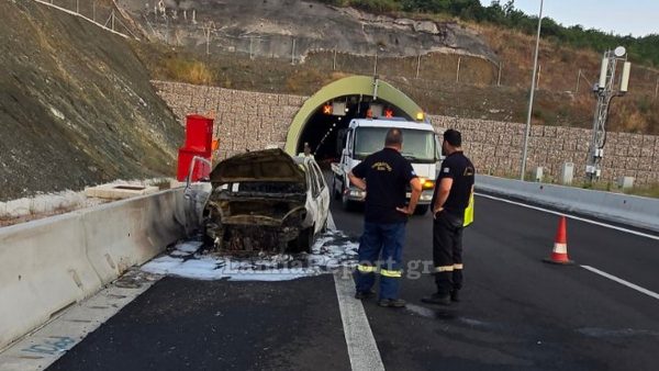 Καμένο αυτοκίνητο στη Λαμία