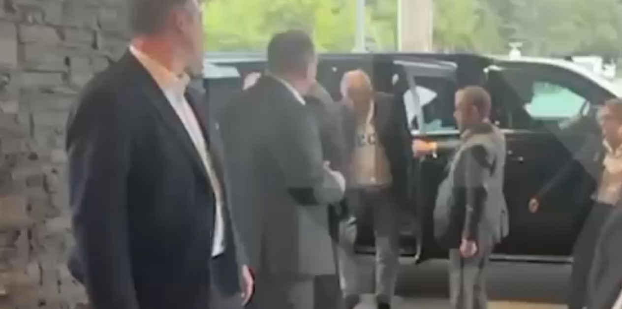 Ο Σεργκέι Λαβρόφ στην Αλάσκα – Η μπλούζα με το σοβιετικό έμβλημα που φορούσε