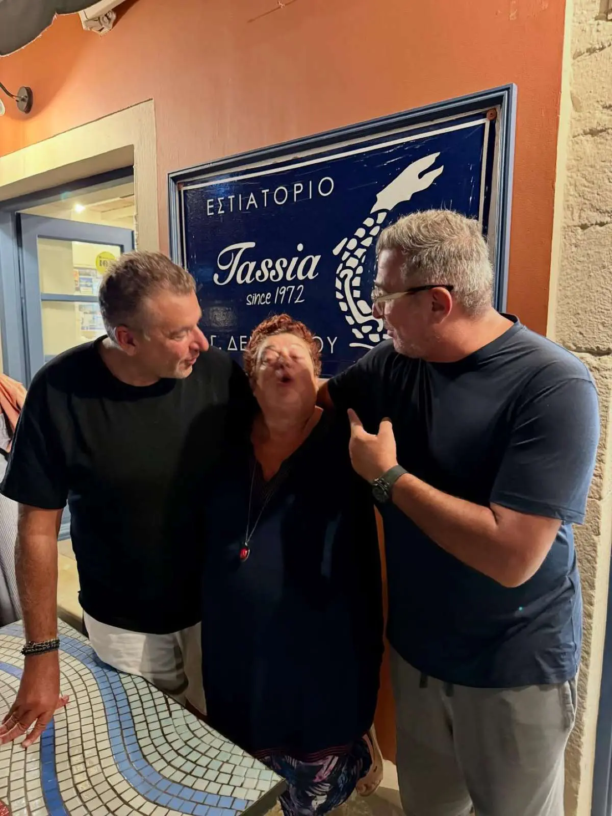 Ο Γιώργος Λιάγκας με τον Αντώνη Ρέμο σε βραδινή έξοδο