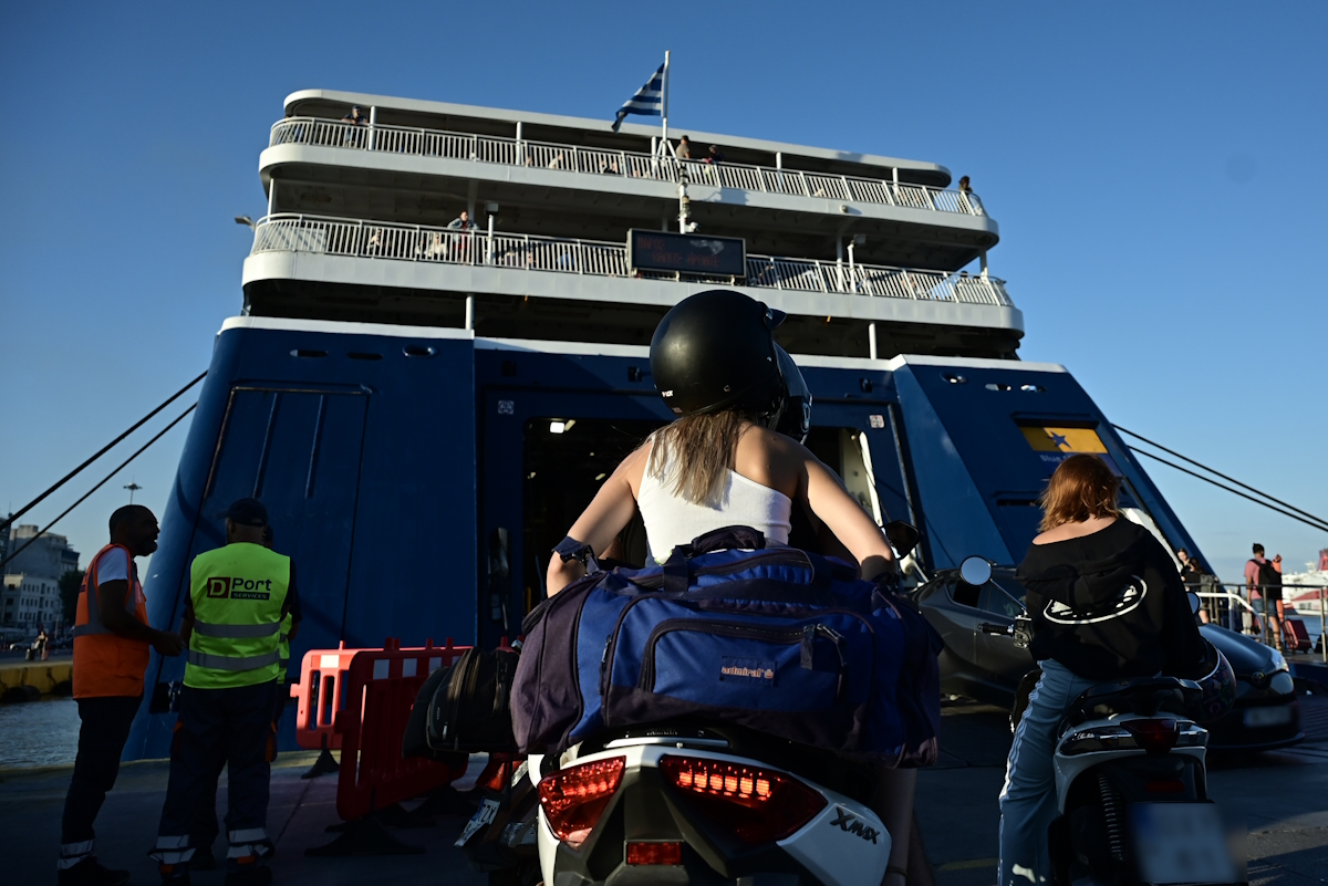 Αναχώρηση των αδειούχων του Αυγούστου από το λιμάνι του Πειραιά
