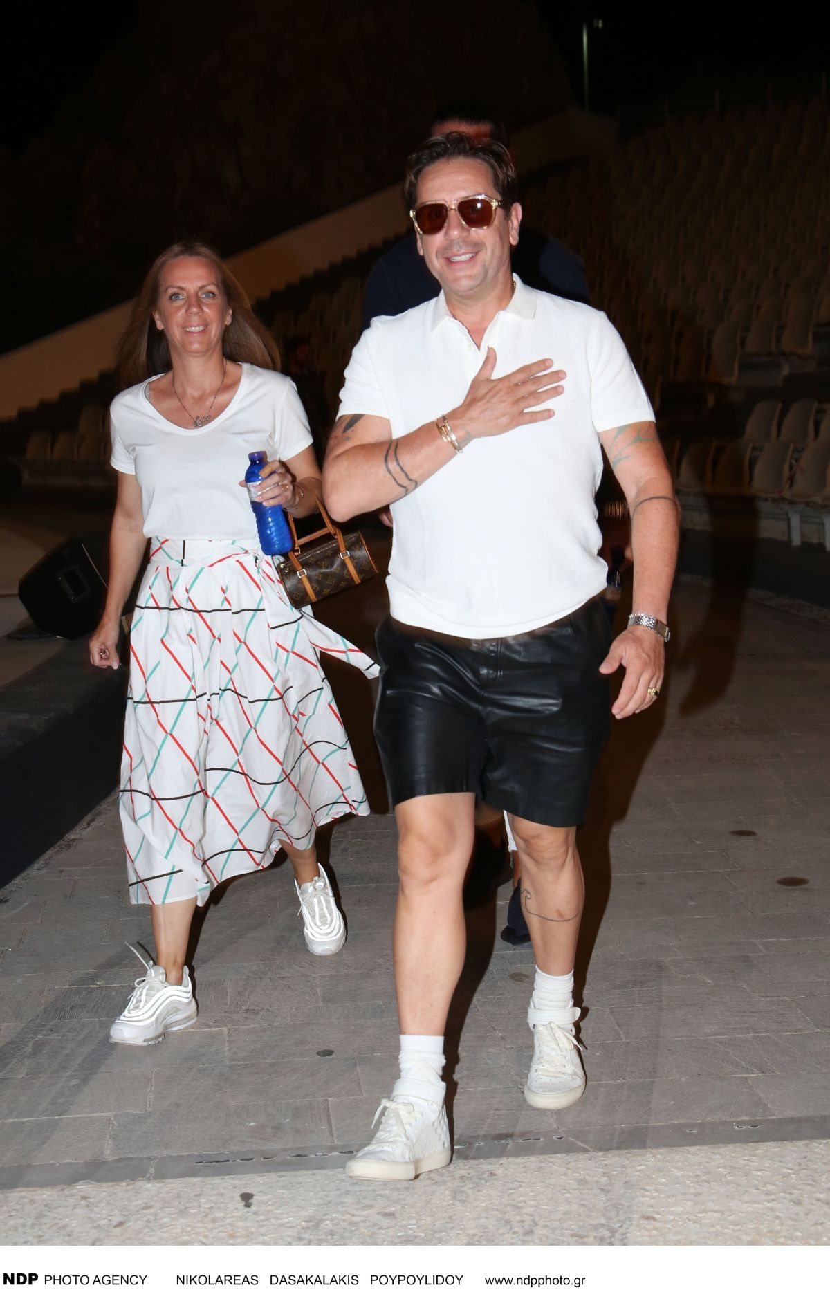 Ο Γιώργος μαζωνάκης και η αδερφή του Βάσω το 2022