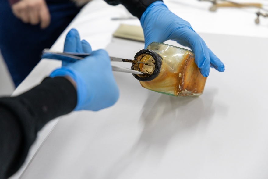 Zωγράφος ανακάλυψε μήνυμα 122 ετών μέσα σε μπουκάλι στον τοίχου ενός φάρου στην Ταζμανία - Δείτε φωτογραφίες