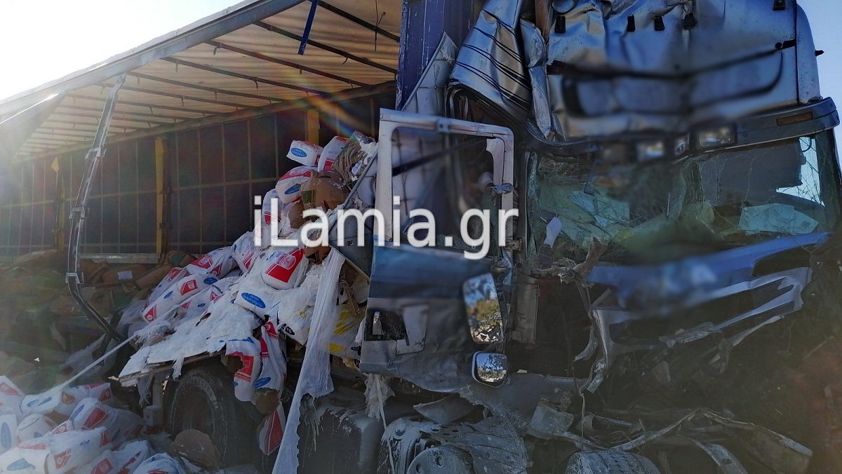 Σύγκρουση φορτηγών στην Αθηνών – Λαμίας: Κλειστό το ρεύμα της εθνικής οδού που γέμισε αλεύρι 2 Σύγκρουση φορτηγών στην Αθηνών – Λαμίας: Κλειστό το ρεύμα της εθνικής οδού που γέμισε αλεύρι
