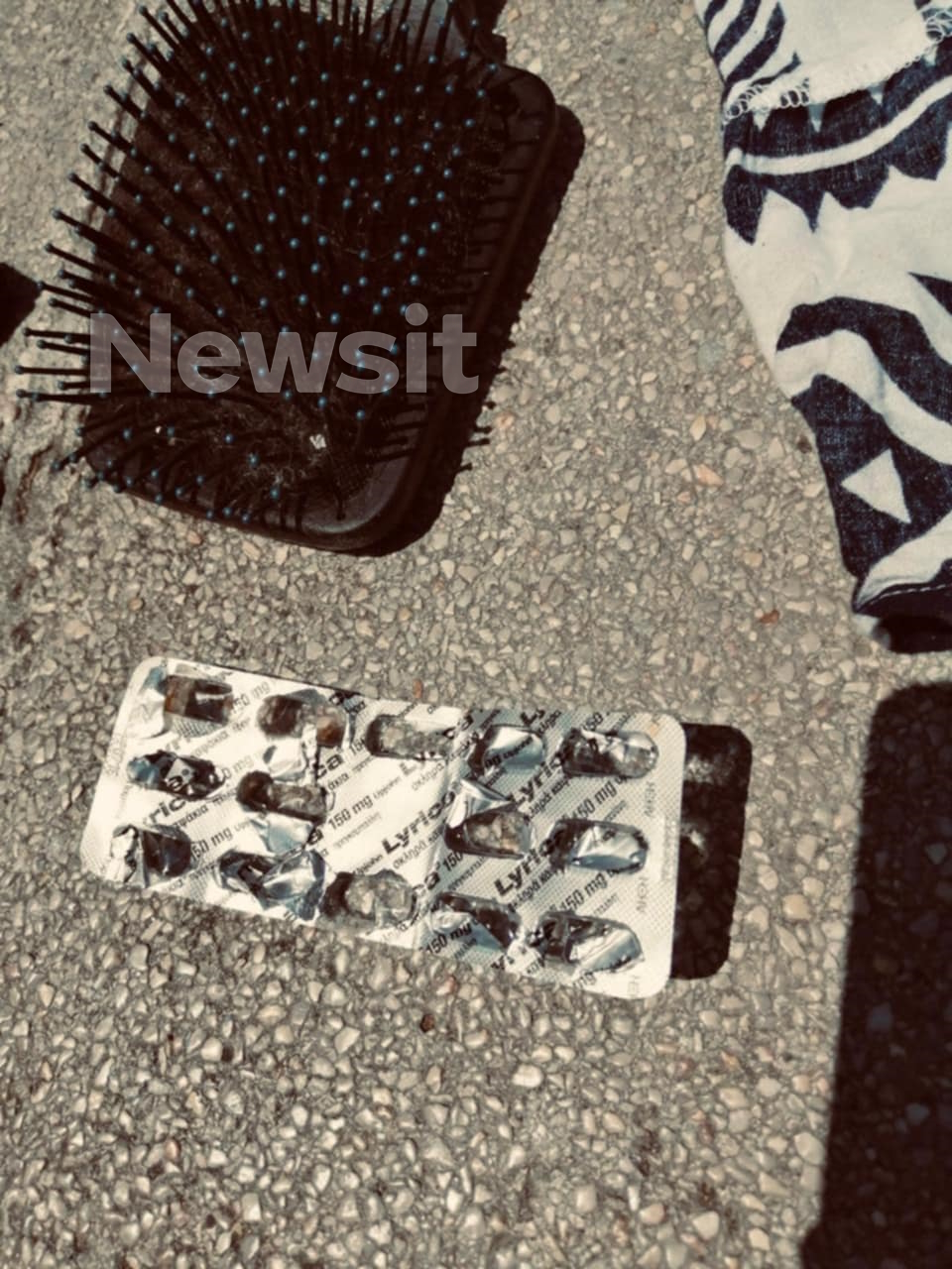 Ρούχα που βρέθηκαν σε θάμνο κοντά στο σπίτι της 32χρονης μητέρας του 3χρονου παιδιού που πέθανε από πνιγμό στο Παλαιό Φάληρο