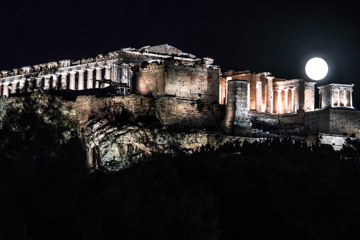 Αυγουστιάτικη Πανσέληνος 2025: Το φεγγάρι του «Οξύρρυγχου» έλαμψε στη χώρα – Μαγεύουν οι εικόνες 12 Η Πανσέληνος του Αυγούστου πάνω απο την Ακρόπολη