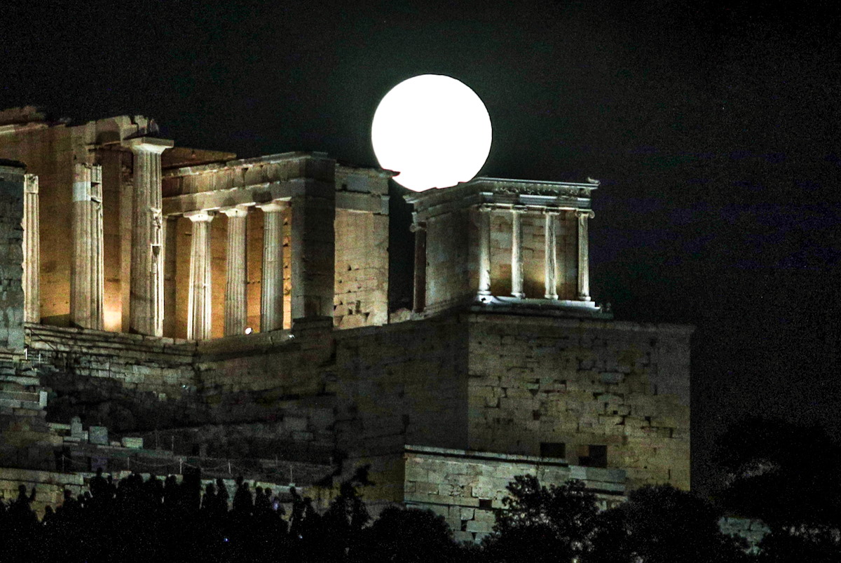 Αυγουστιάτικη Πανσέληνος 2025: Το φεγγάρι του «Οξύρρυγχου» έλαμψε στη χώρα – Μαγεύουν οι εικόνες 11 Η Πανσέληνος του Αυγούστου πάνω απο την Ακρόπολη