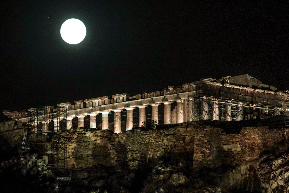 Αυγουστιάτικη Πανσέληνος 2025: Το φεγγάρι του «Οξύρρυγχου» έλαμψε στη χώρα – Μαγεύουν οι εικόνες 14 Η Πανσέληνος του Αυγούστου πάνω απο την Ακρόπολη