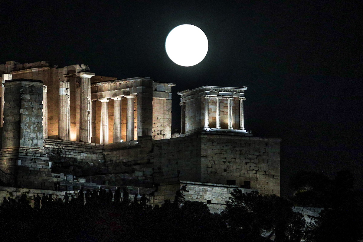 Αυγουστιάτικη Πανσέληνος 2025: Το φεγγάρι του «Οξύρρυγχου» έλαμψε στη χώρα – Μαγεύουν οι εικόνες 13 Η Πανσέληνος του Αυγούστου πάνω απο την Ακρόπολη