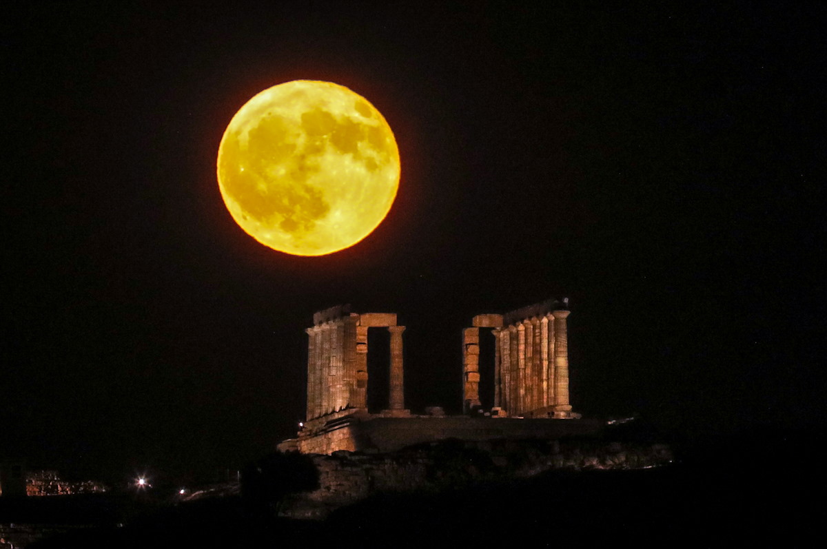 Αυγουστιάτικη Πανσέληνος 2025: Το φεγγάρι του «Οξύρρυγχου» έλαμψε στη χώρα – Μαγεύουν οι εικόνες 15 Η Πανσέληνος του Αυγούστου στο Σούνιο