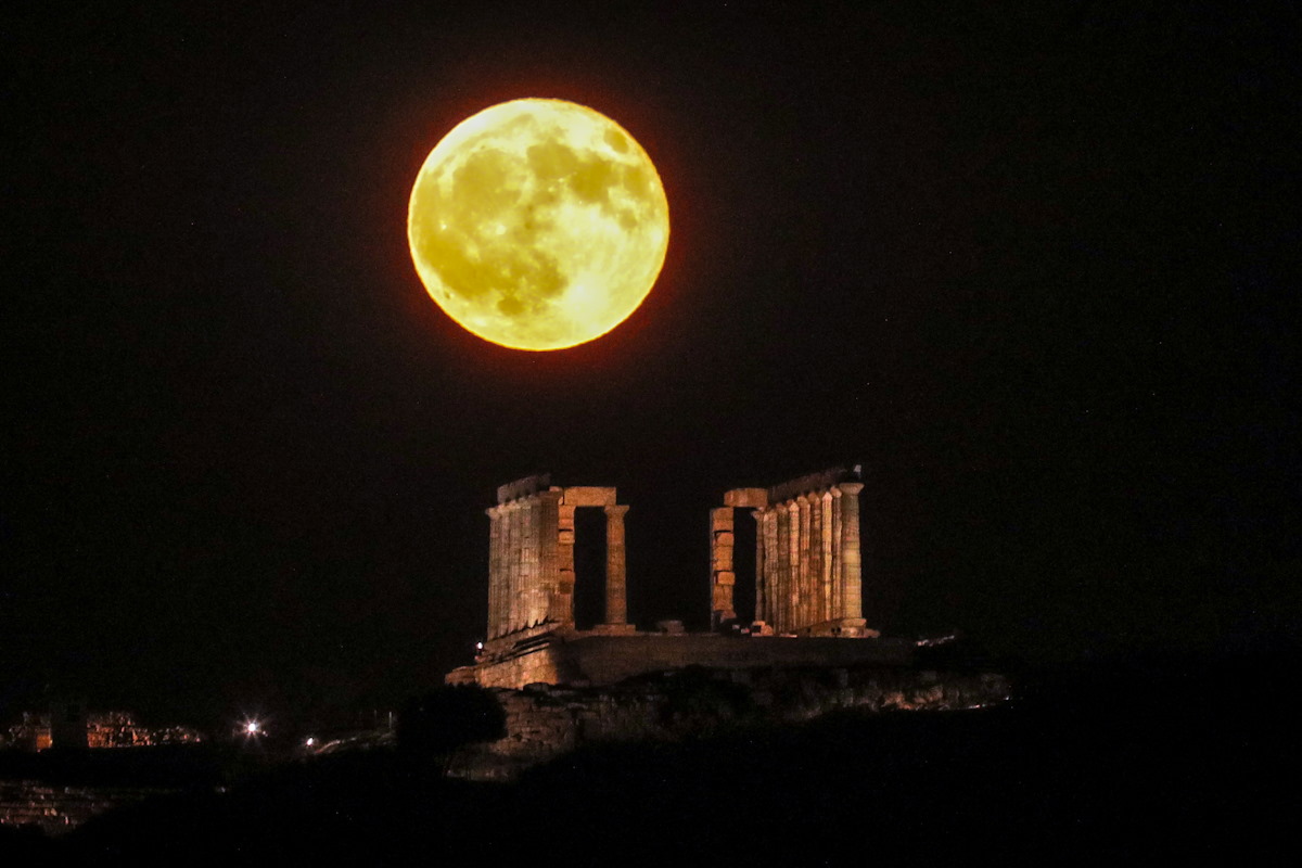 Αυγουστιάτικη Πανσέληνος 2025: Το φεγγάρι του «Οξύρρυγχου» έλαμψε στη χώρα – Μαγεύουν οι εικόνες 17 Η Πανσέληνος του Αυγούστου στο Σούνιο
