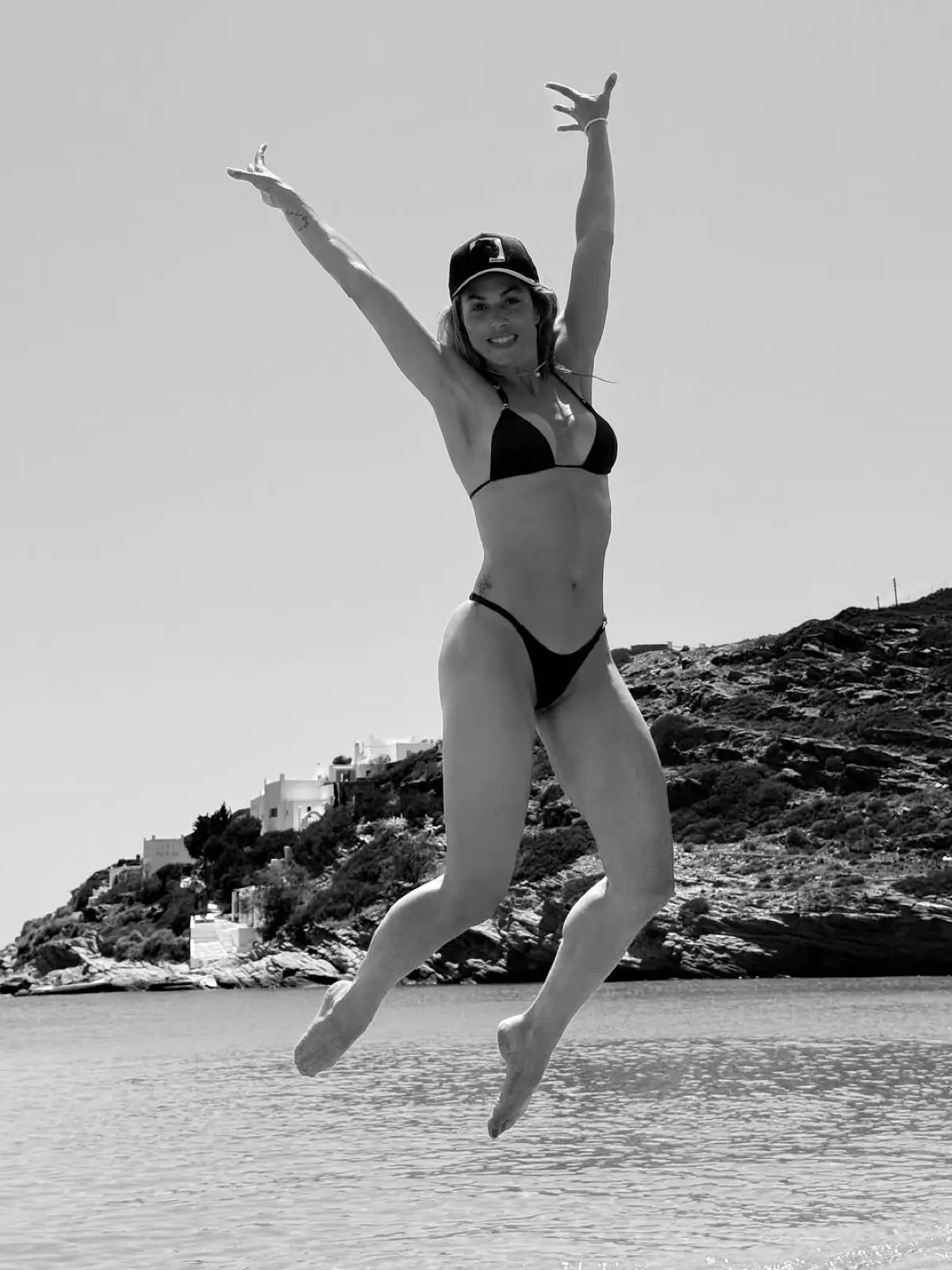 Η Ντορέττα Παπαδημητρίου σε παραλία της Ίου
