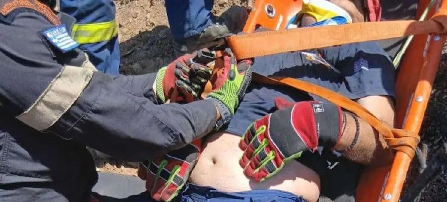 Επιχείρηση διάσωσης τραυματισμένου πυροσβέστη στο περιθώριο κατάσβεσης αναζωπυρώσεων στην Πάτρα - πηγή: tempo24.news.gr