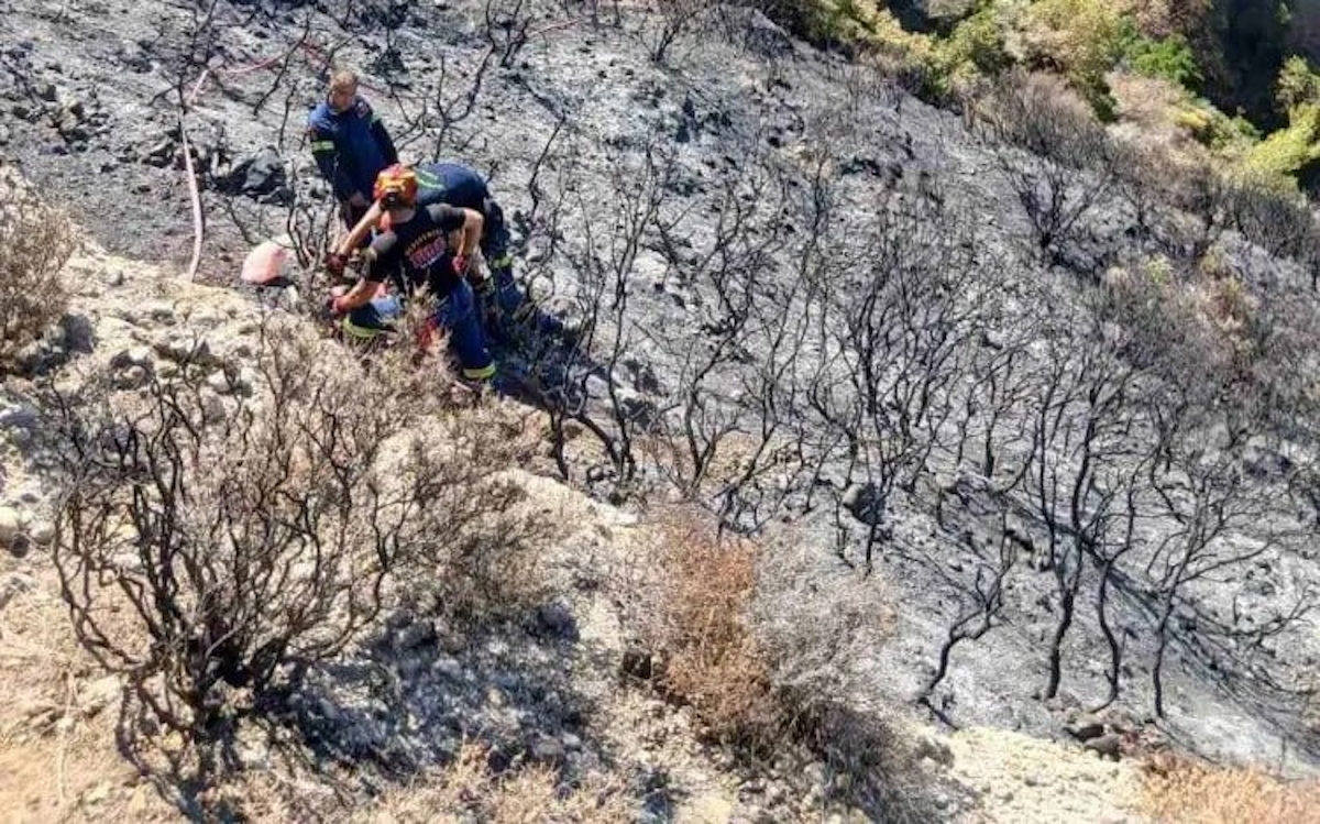 Επιχείρηση διάσωσης τραυματισμένου πυροσβέστη στο περιθώριο κατάσβεσης αναζωπυρώσεων στην Πάτρα