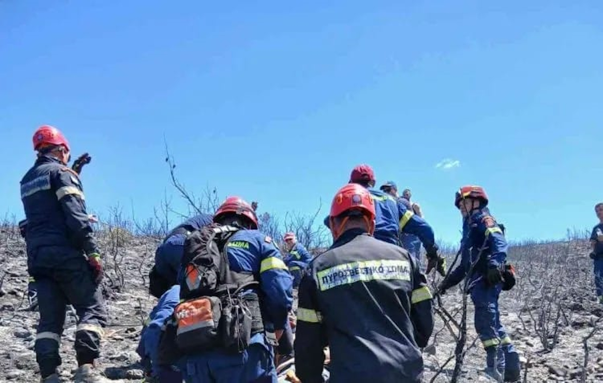 Επιχείρηση διάσωσης τραυματισμένου πυροσβέστη στο περιθώριο κατάσβεσης αναζωπυρώσεων στην Πάτρα - πηγή: tempo24.news.gr