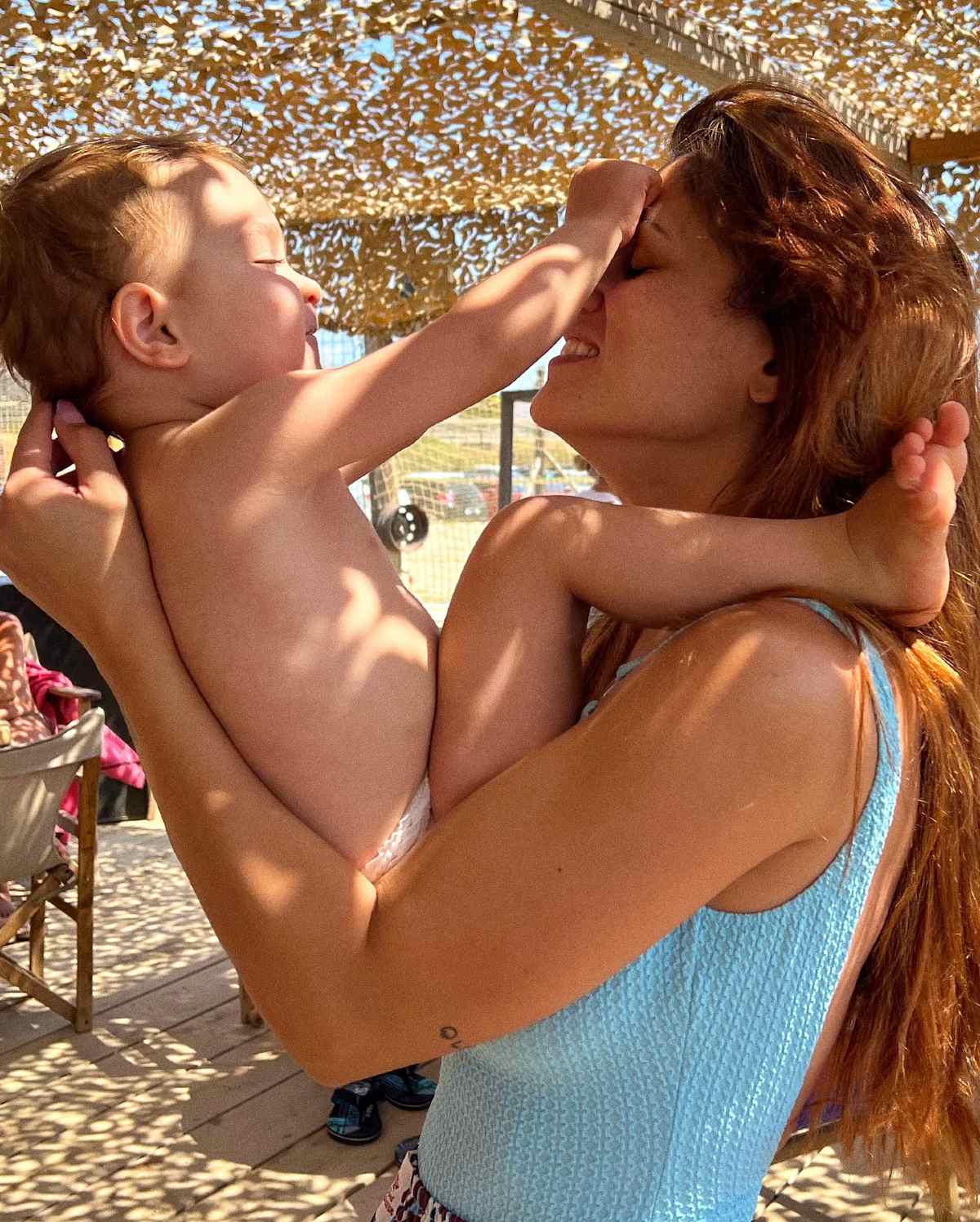 Η Μαίρη Συνατσάκη με την κόρη της στην παραλία