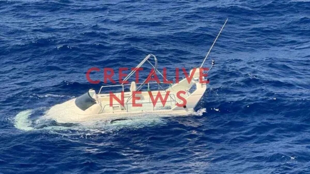 Το σκάφος του Απόστολου Λύτρα προσάραξε σε ξέρα στη Σαντορίνη – «Το τιμόνι δεν λειτουργούσε» 2 Το σκάφος που προσάραξε