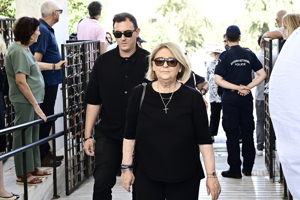 Αποχαιρετισμός Λένα Σαμαρά: Πλήθος παρευρισκομένων στο ύστατο «αντίο» της 34χρονης – Σιωπηλός ο θρήνος των δικών της 17 Σοφία Βούλτεψη