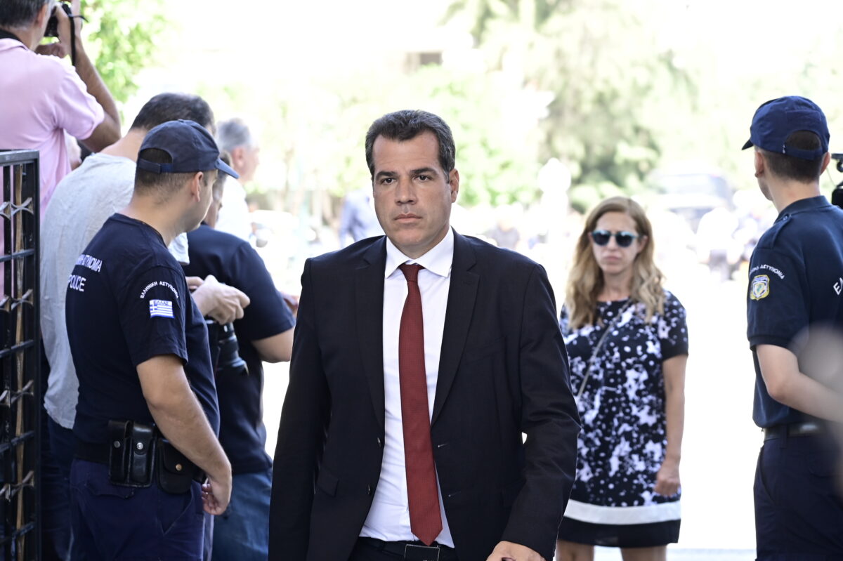 Αποχαιρετισμός Λένα Σαμαρά: Πλήθος παρευρισκομένων στο ύστατο «αντίο» της 34χρονης – Σιωπηλός ο θρήνος των δικών της 16 Θάνος Πλεύρης