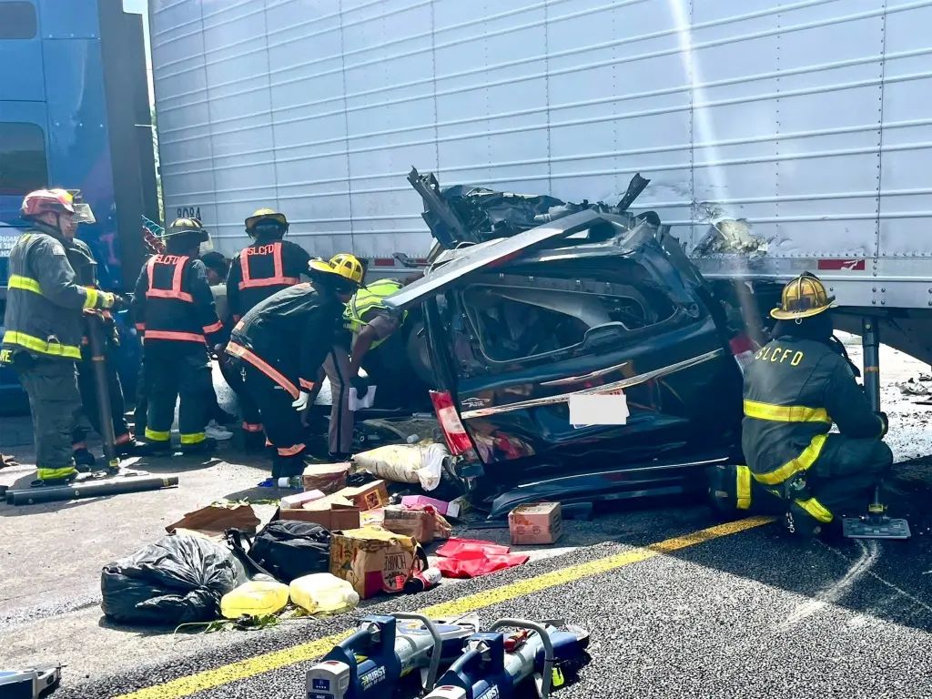 Σοκαριστικό βίντεο: Οδηγός φορτηγού κάνει αναστροφή και προκαλεί δυστύχημα με 3 νεκρούς – Η στιγμή που συνθλίβεται το μίνι βαν