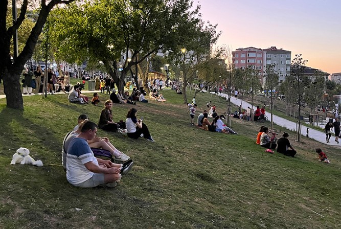 Σεισμός στην Τουρκία: Πάνω από 100 μετασεισμοί – Στα πάρκα διανυκτέρευσαν οι κάτοικοι του Μπαλίκεσιρ