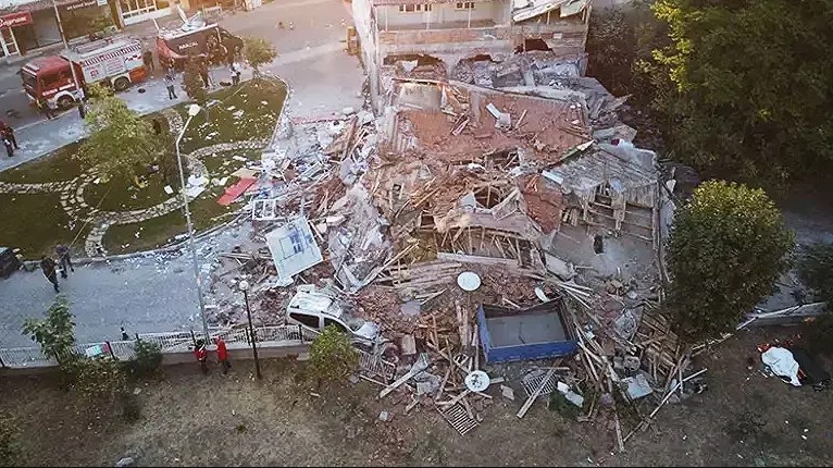 Σεισμός στην Τουρκία: Πάνω από 100 μετασεισμοί – Στα πάρκα διανυκτέρευσαν οι κάτοικοι του Μπαλίκεσιρ