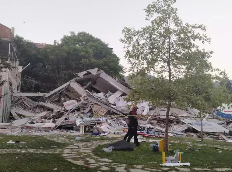 Σεισμός στην Τουρκία: Πάνω από 100 μετασεισμοί – Στα πάρκα διανυκτέρευσαν οι κάτοικοι του Μπαλίκεσιρ