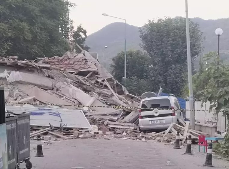 Σεισμός στην Τουρκία: Πάνω από 100 μετασεισμοί – Στα πάρκα διανυκτέρευσαν οι κάτοικοι του Μπαλίκεσιρ