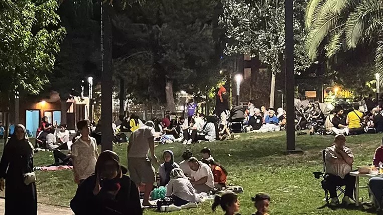 Σεισμός στην Τουρκία: Πάνω από 100 μετασεισμοί – Στα πάρκα διανυκτέρευσαν οι κάτοικοι του Μπαλίκεσιρ
