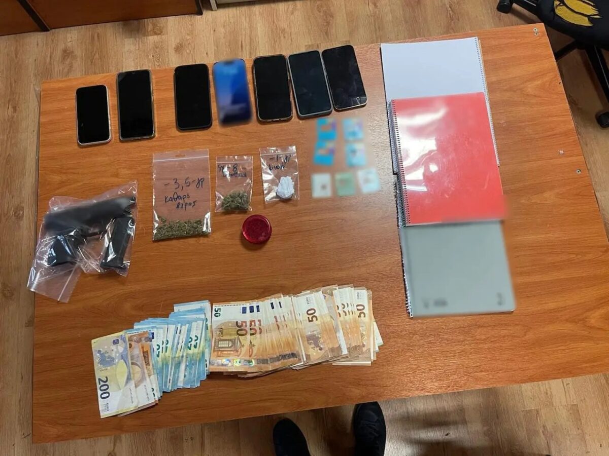 Πολυτελής η καθημερινότητα των 6 Τούρκων που συνελήφθησαν στην Αττική: Ναρκωτικά, υπερπολυτελείς βίλες και ακριβά αυτοκίνητα 8 Λεφτά
