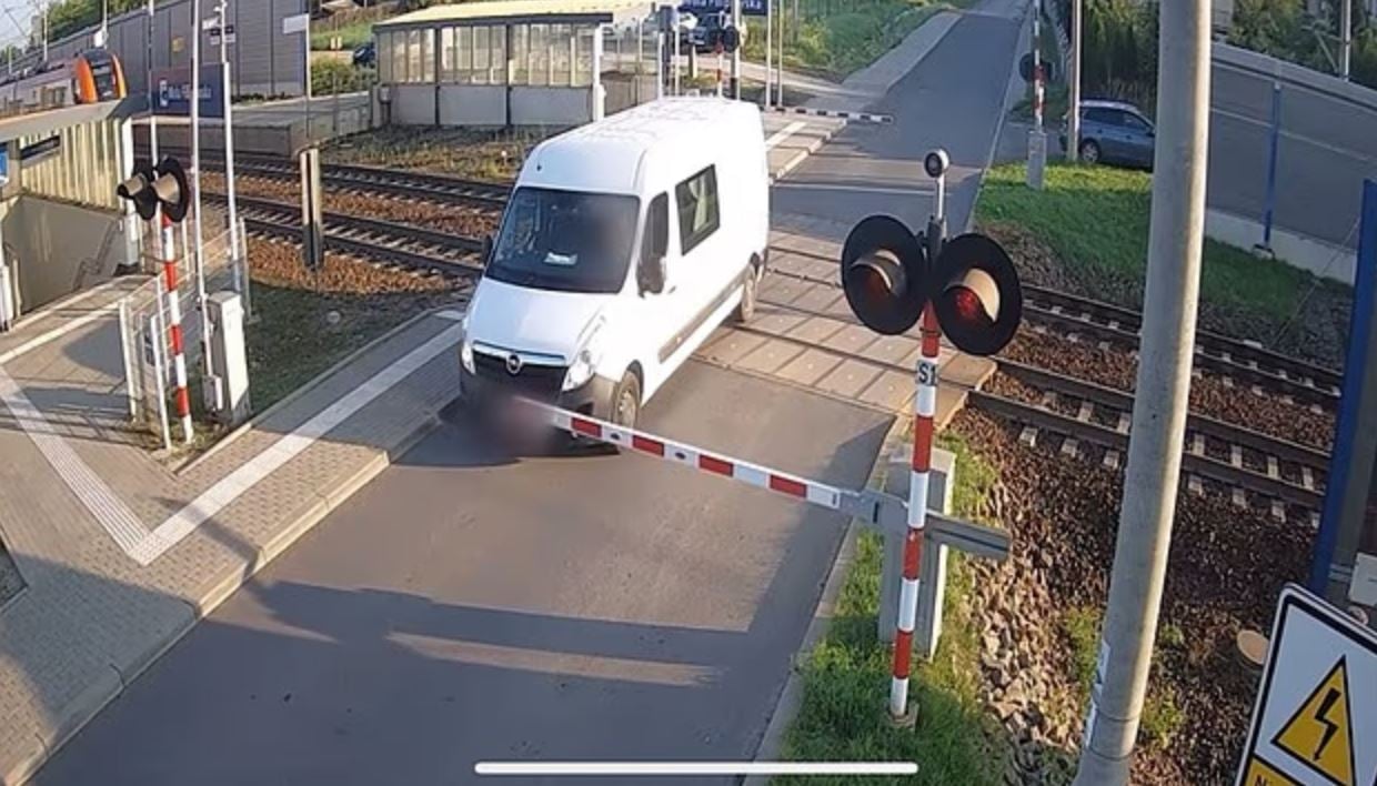 ΤΡΕΝΟ ΠΟΛΩΝΙΑ