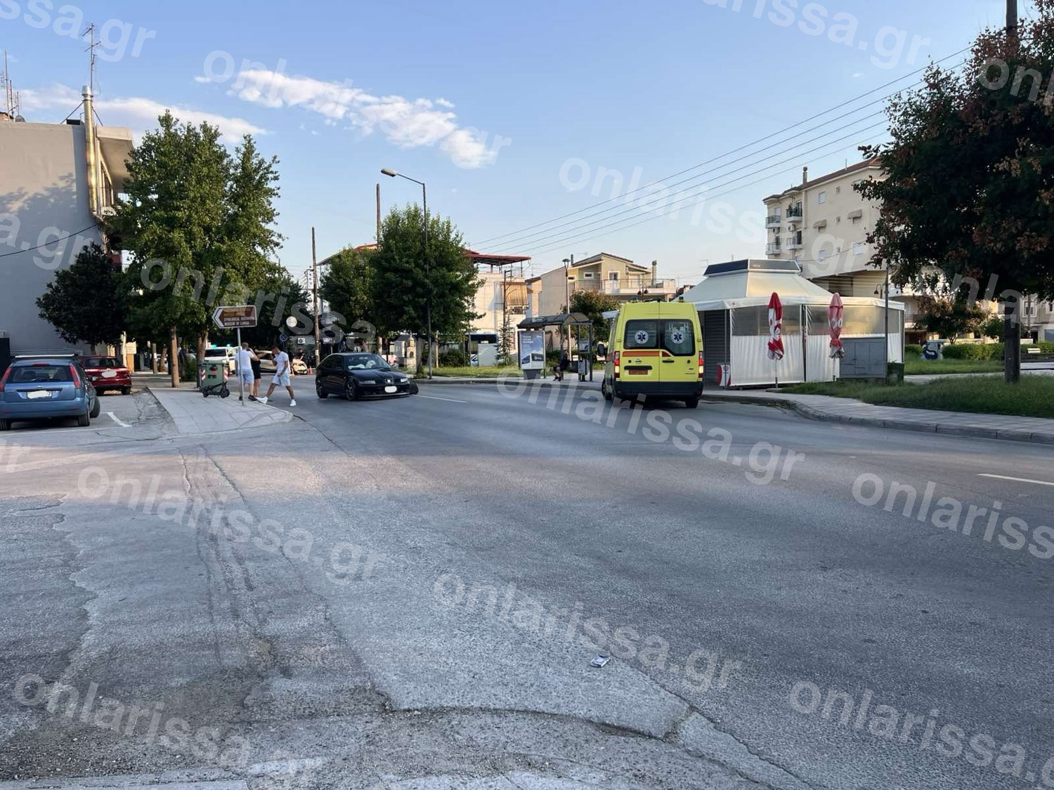 Ατύχημα στη Λάρισα: Μητέρα και παιδί οδηγήθηκαν στο νοσοκομείο 8 Το σημείο του τροχαίου / φωτό από onlarissa.gr
