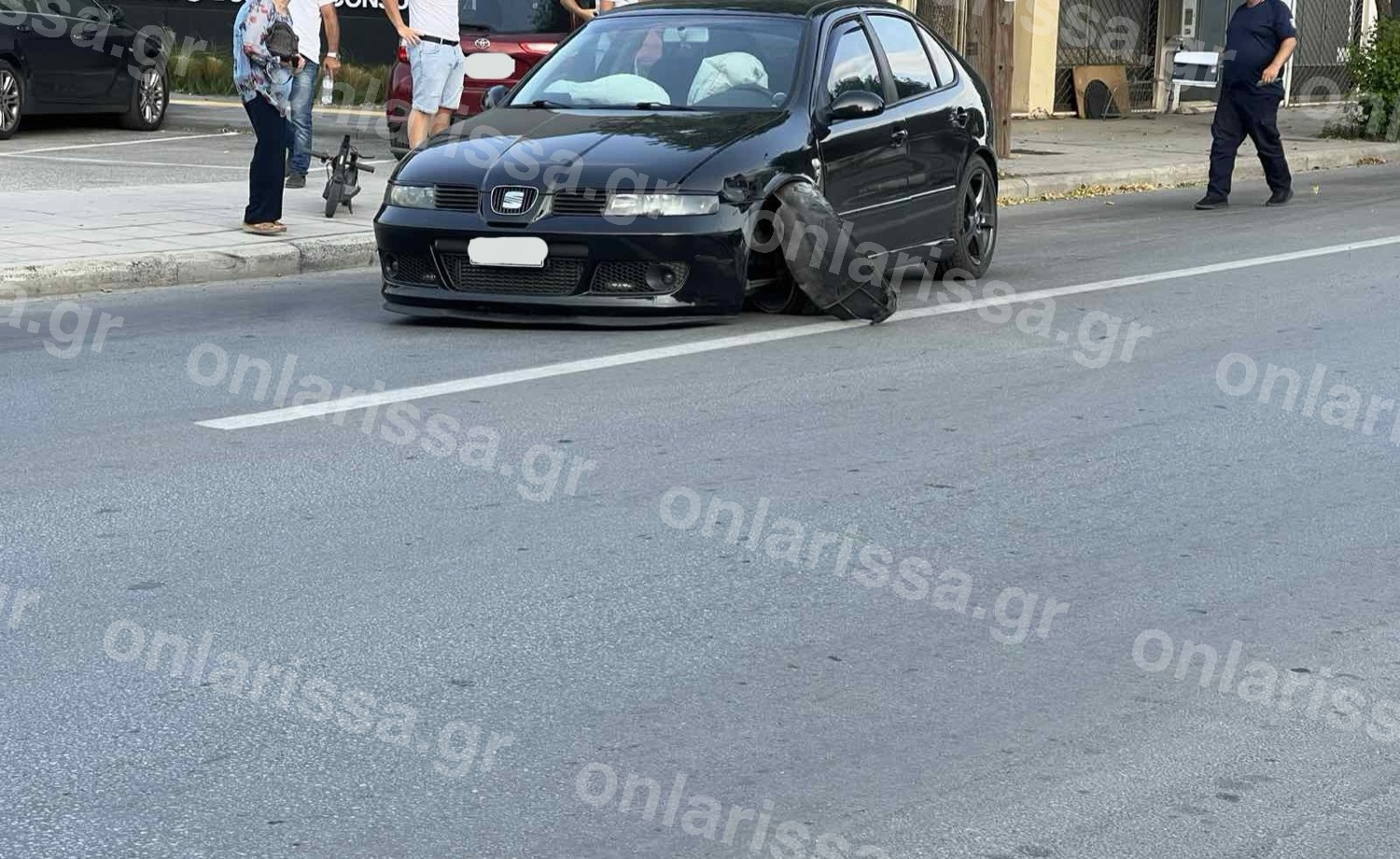 Ατύχημα στη Λάρισα: Μητέρα και παιδί οδηγήθηκαν στο νοσοκομείο 5 Το ένα αυτοκίνητο στο σημείο του τροχαίου / φωτό από onlarissa.gr