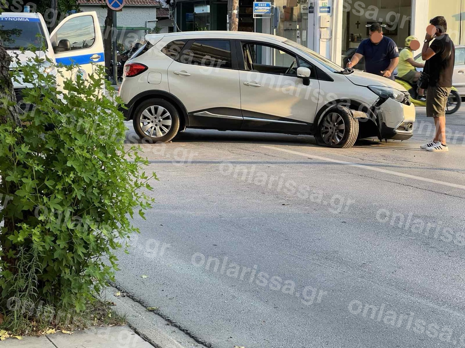 Ατύχημα στη Λάρισα: Μητέρα και παιδί οδηγήθηκαν στο νοσοκομείο 6 Το ένα αυτοκίνητο στο σημείο του τροχαίου / φωτό από onlarissa.gr