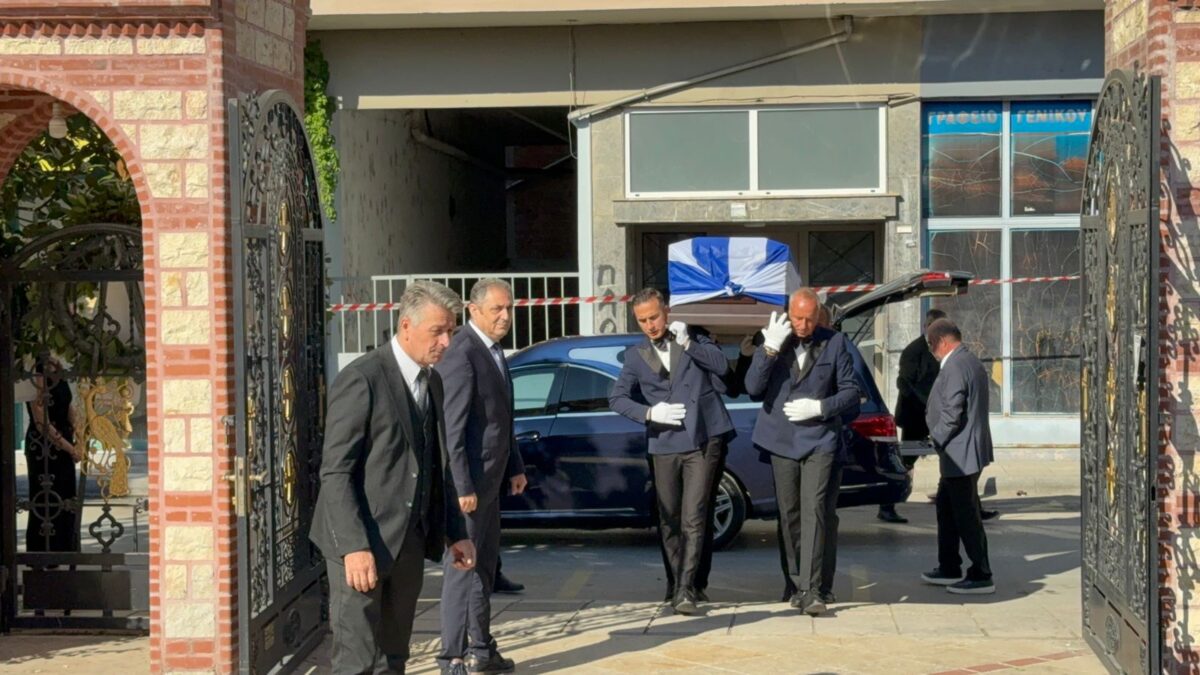 Απόστολος Βεσυρόπουλος: Πλήθος παρευρισκομένων στην κηδεία του – Το φέρετρο καλυμμένο με την ελληνική σημαία 3 Η κηδεία του Απόστολου Βεσυρόπουλου